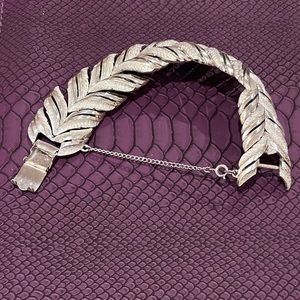 Fabulous Vintage CORO signed bracelet with box clasp and safety chain 7”